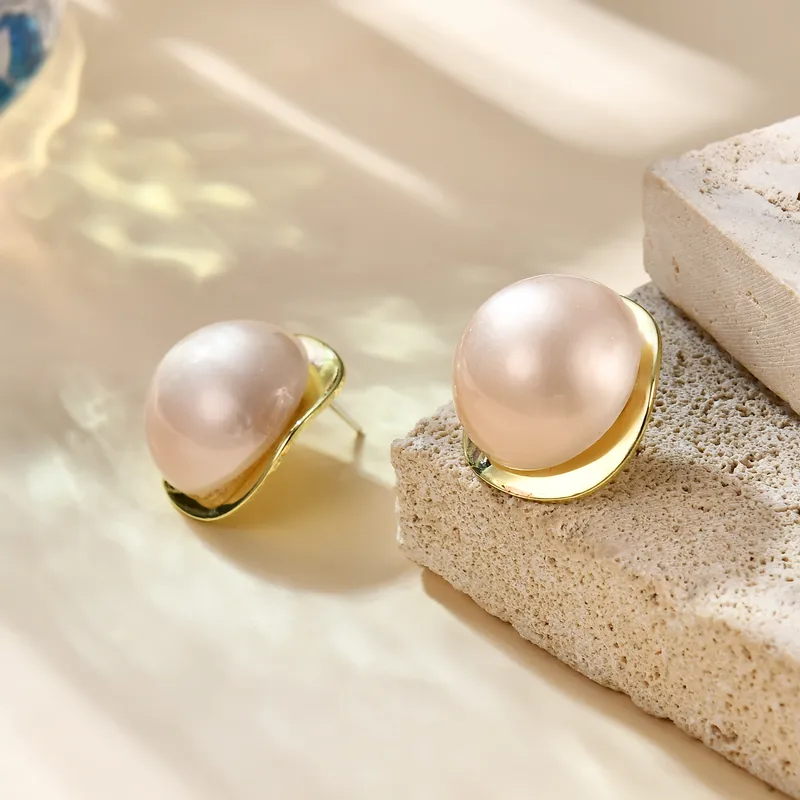 Huge Pearl Earring