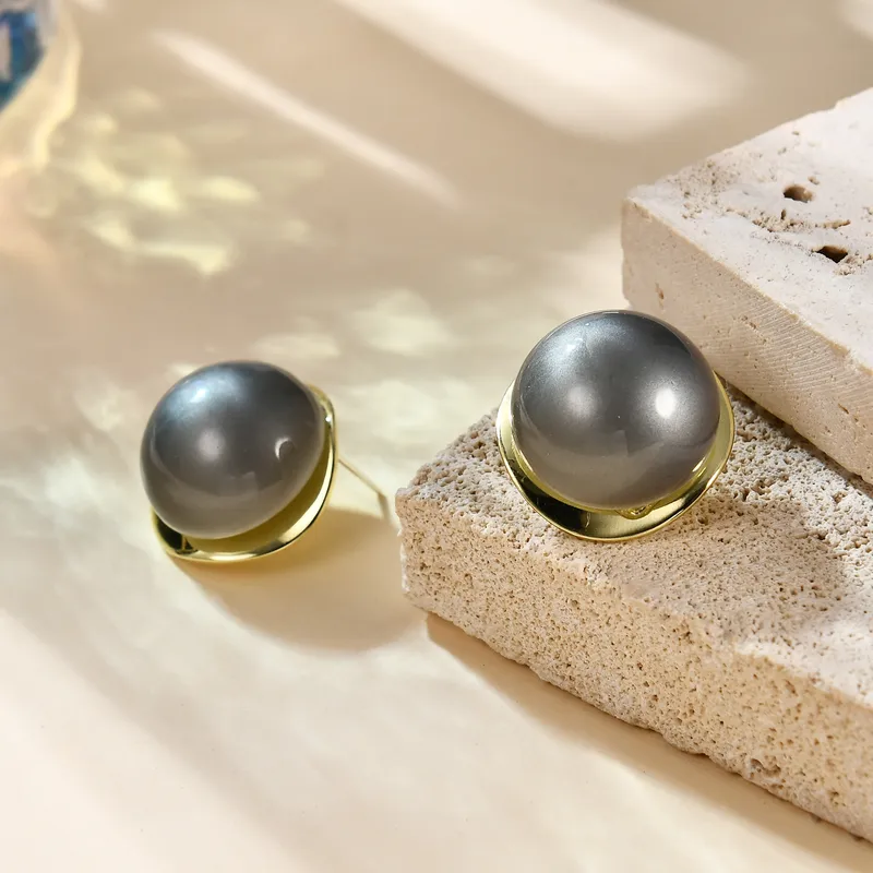 Huge Pearl Earring